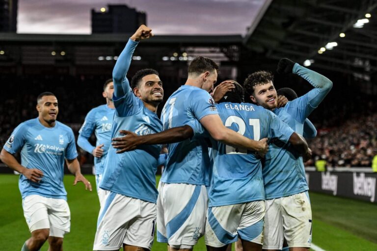 Forest celebrate against Brentford scaled