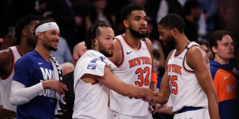 250517 Knicks team meeting scaled e1747485490397