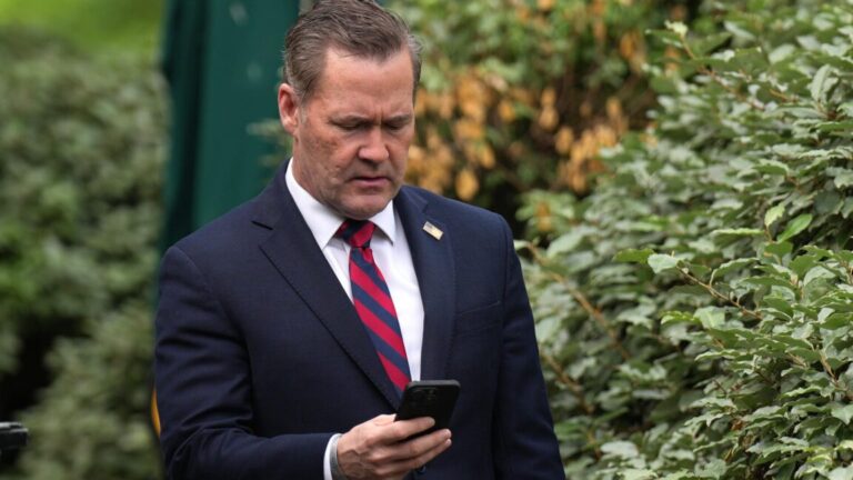 mike waltz phone 1152x648 1746479025