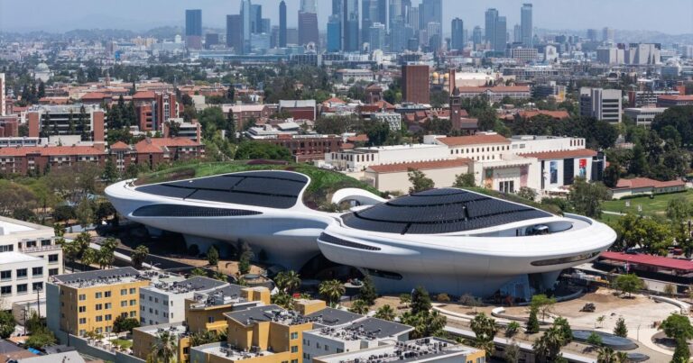 urlhttps3A2F2Fcalifornia times brightspot.s3.amazonaws.com2F822Fce2F42e3ff52415d9c48257681e7977a2F1505749 me lucas museum 01 mjc